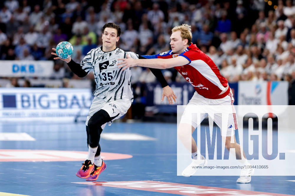 Kiel, October 11, 2026; Handball, 2026–27 Bundesliga 1, THW Kiel vs. Handball Club Hamburg; Domen Makuc (THW Kiel, 35), Einar Olafsson (HC Hamburg, 23)