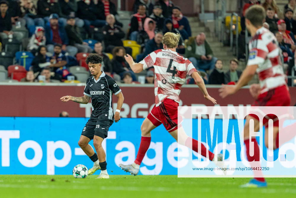 Andre Leipold (SC Verl, No. 20) comes down the wing, Lukas Bornschein of Fortuna Düsseldorf, No. 4, is running toward him. Fortuna Düsseldorf vs. SC Verl, soccer, 3rd Division, Matchday 8, 2026–27 season, December 10, 2026, DFL regulations prohibit any use of photographs as image sequences and or quasi-video. Fortuna Düsseldorf vs. SC Verl, soccer, 3rd Division, Matchday 8, 2026–27 season, October 12, 2026, Düsseldorf