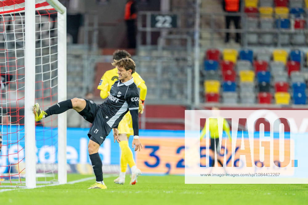 Mika Clausen of SC Verl, 21, kicks the goalpost after his shot on goal. Fortuna Düsseldorf vs. SC Verl, Soccer, 3rd Division, Matchday 8, 2026–27 Season, December 10, 2026, DFL regulations prohibit any use of photographs as image sequences and or quasi-video. Fortuna Düsseldorf vs. SC Verl, soccer, 3rd Division, Matchday 8, 2026–27 season, October 12, 2026, Düsseldorf