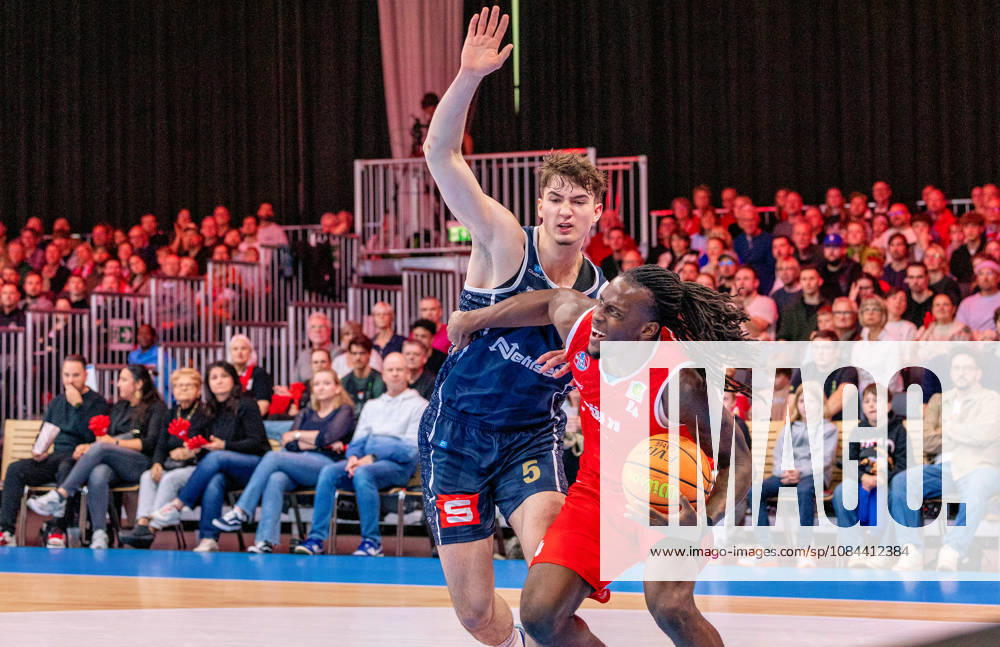 V l Benjamin Zintz, Eisbären Bremerhaven 05; James Patterson III, RheinStars Cologne 04 GER, RheinStars Cologne vs. Eisbären Bremerhaven, Basketball, ProA, Matchday 4, 2026–2027 Season, October 11, 2026 GER, RheinStars Cologne vs. Eisbaeren Bremerhaven, Basketball, ProA, Matchday 4, 2026–2027 Season, October 11, 2026 RheinStars Cologne