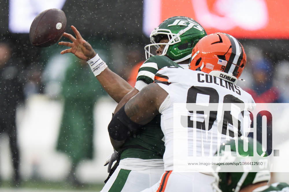 Oct 11, 2026; East Rutherford, NJ, USA; New York Jets quarterback Geno Smith (7) tries to toss the ball while under pressure by Cleveland Browns defensive tackle Maliek Collins (96) during an NFL, American Football Herren, USA game at MetLife Stadium. Mandatory Credit: -Cal Media East Rutherford USA - ZUMAc04_ 20261011_zma_c04_055