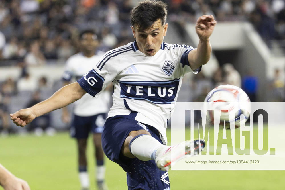 Vancouver Whitecaps defensive midfielder Andres Cubas (20) in actions against the Los Angeles FC during a MLS, Fussball Herren, USA soccer game on Saturday, Oct. 10, 2026 in Los Angeles. Los Angeles USA - ZUMAc68_ 20261010_zaf_c68_092