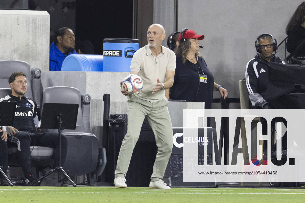 Vancouver Whitecaps head coach Jesper Sorensen holds a ball during a MLS, Fussball Herren, USA soccer game against the Los Angeles FC on Saturday, Oct. 10, 2026 in Los Angeles. Los Angeles USA - ZUMAc68_ 20261010_zaf_c68_087