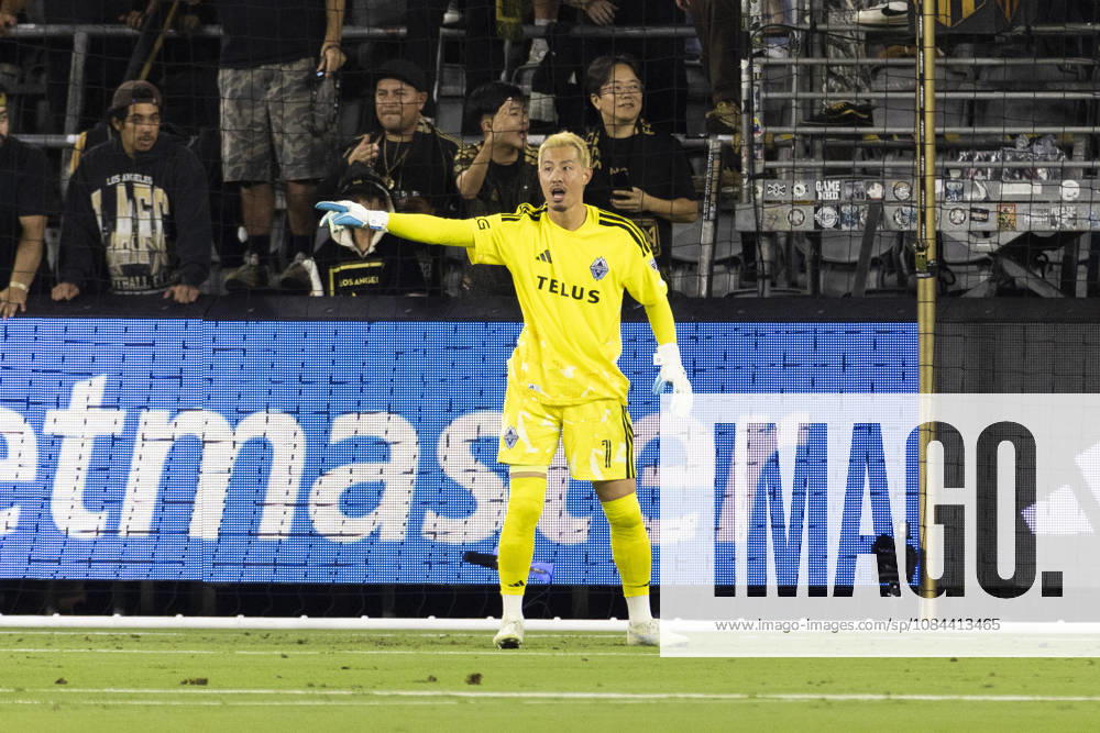 Vancouver Whitecaps goalkeeper Yohei Takaoka (1) directs against the Los Angeles FC during a MLS, Fussball Herren, USA soccer game on Saturday, Oct. 10, 2026 in Los Angeles. Los Angeles USA - ZUMAc68_ 20261010_zaf_c68_090