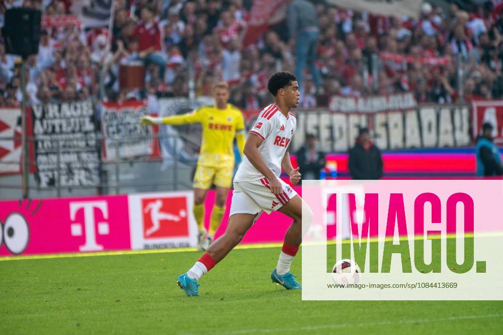 Jahmai Simpson Pusey, Defender, 1. FC Köln 22, 1. FC Köln vs. Borussia Mönchengladbach, Soccer, 1. Bundesliga, Matchday 5, October 11, 2026. DFB and DFL regulations prohibit any use of photographs as image sequences and or quasi-video. Cologne, North Rhine-Westphalia, Germany