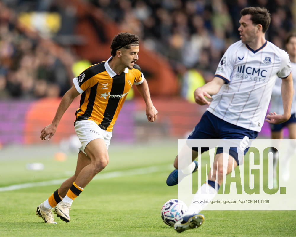 Hull City v Everton Premier League Mohamed Belloumi of Hull City takes on Michael Keane of Everton during the Premier League match between Hull City and Everton at the MKM Stadium, Hull. 11 10 2026 UK Newspapers OUT