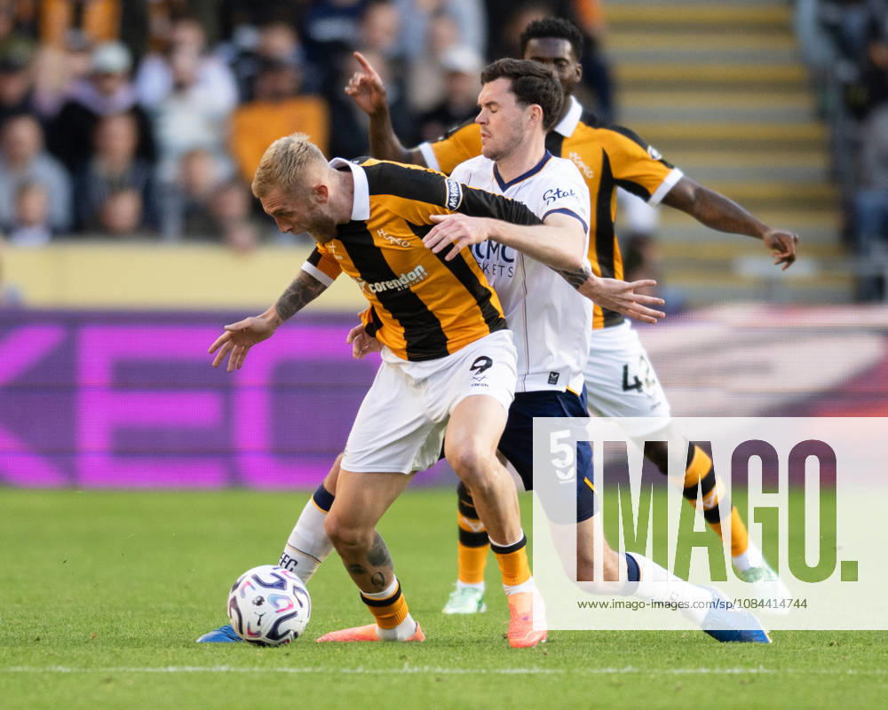 Hull City v Everton Premier League Oliver McBurnie of Hull City holds off Michael Keane of Everton during the Premier League match between Hull City and Everton at the MKM Stadium, Hull. 11 10 2026 UK Newspapers OUT
