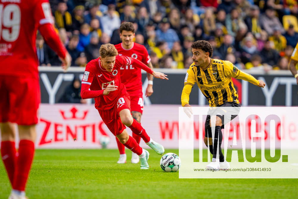 Niklas Swider, FC Viktoria Cologne, 20, vs. Mehdi Loune, Alemannia Aachen, 10; TSV Alemannia Aachen vs. FC Viktoria Cologne, soccer, 3rd Division, Matchday 8, 2026–2027 season, October 11, 2026 DFB regulations prohibit any use of photographs as image sequences and or quasi-video TSV Alemannia Aachen vs. FC Viktoria Cologne, soccer, 3. Liga, Matchday 8, 2026–2027 season, October 11, 2026, Aachen