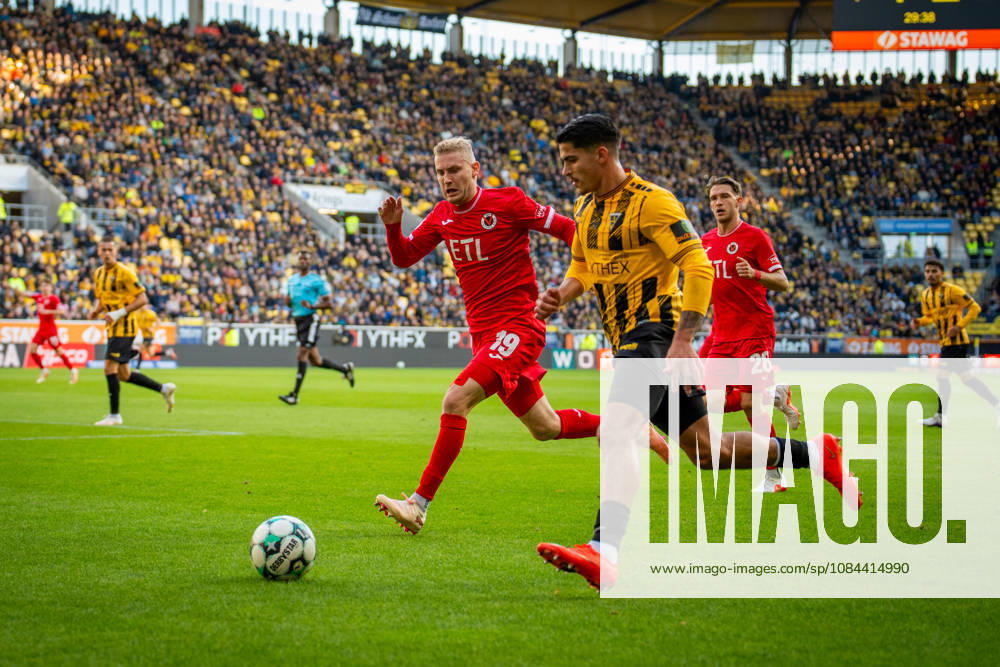 Mehdi Loune, Alemannia Aachen, 10, and Meiko Sponsel, FC Viktoria Cologne, 19; TSV Alemannia Aachen vs. FC Viktoria Cologne, soccer, 3rd Division, Matchday 8, 2026–2027 season, October 11, 2026 DFB regulations prohibit any use of photographs as image sequences and or quasi-video TSV Alemannia Aachen vs. FC Viktoria Cologne, soccer, 3rd Division, Matchday 8, 2026–2027 season, October 11, 2026, Aachen