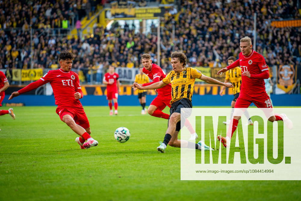 Louis Köster, Alemannia Aachen, No. 8, battling for the ball in the match between TSV Alemannia Aachen and FC Viktoria Köln, soccer, 3rd Division, Matchday 8, 2026–2027 season, October 11, 2026 DFB regulations prohibit any use of photographs as image sequences and or quasi-video TSV Alemannia Aachen vs. FC Viktoria Cologne, soccer, 3rd Division, Matchday 8, 2026–2027 Season, October 11, 2026, Aachen