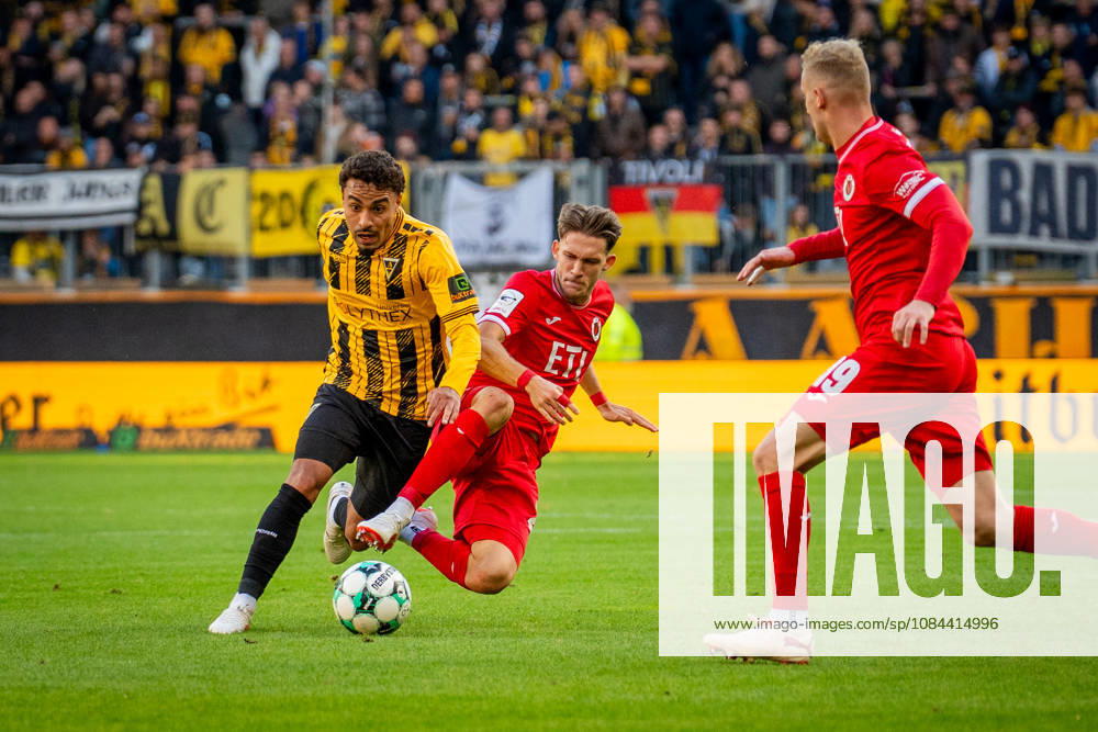 Mehdi Loune (Alemannia Aachen), 10, vs. Pascal Fallmann (FC Viktoria Cologne), 28; TSV Alemannia Aachen vs. FC Viktoria Cologne, soccer, 3rd Division, Matchday 8, 2026–2027 season, October 11, 2026 DFB regulations prohibit any use of photographs as image sequences and or quasi-video TSV Alemannia Aachen vs. FC Viktoria Cologne, soccer, 3rd Division, Matchday 8, 2026–2027 season, October 11, 2026, Aachen