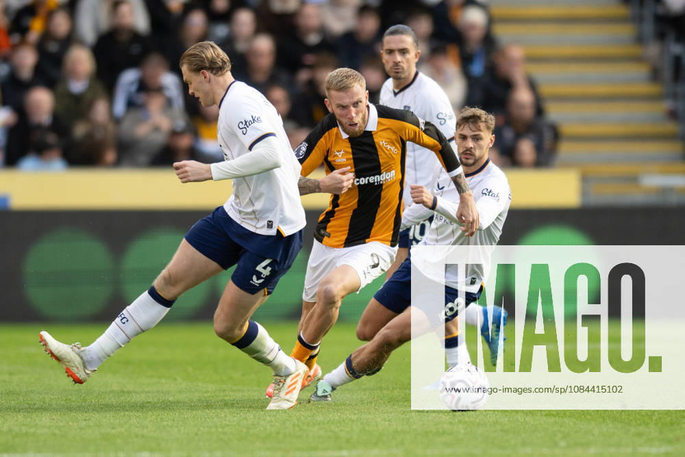 Hull City v Everton Premier League Oliver McBurnie of Hull City takes the ball past Everton players during the Premier League match between Hull City and Everton at the MKM Stadium, Hull. 11 10 2026 UK Newspapers OUT