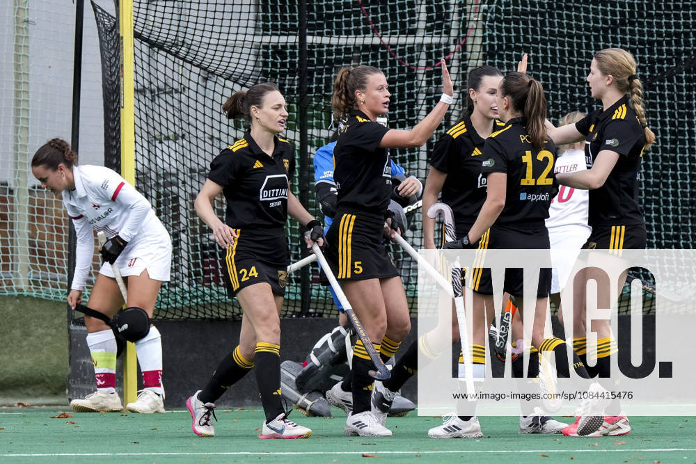From left: Albane Garot (HTHC), 25, goal scorer; Emilia Landshut (HTHC), 5; Romy Riede (HTHC), 22; Fenja Poppe HTHC, 12, captain, Ella Förtsch HTHC, 47, players from Harvestehuder THC HTHC, celebrate the goal that tied the game at 1–1, Celebration, Goal celebration, Goal scored, celebrate the goal, goal, celebration, celebrating the goal, Rejoicing, Joy, happy, optimistic, positive, Game scene, Highlight, Action, October 11, 2026, Mannheim, Germany, hockey, 1st Bundesliga, women’s, TSV Mannheim Harvestehuder THC