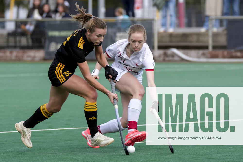 From left: Katharina Kiefer (HTHC), 33, Kayla de Wall (TSVMH), 7, tackle, game play, duel, tackle, tackling, dynamics, action, 11 10 2026, Mannheim, Germany, hockey, 1st Bundesliga, women’s, TSV Mannheim Harvestehuder THC
