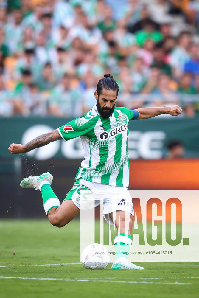 Real Betis and CA Osasuna - LaLiga EA Sports SEVILLA, SPAIN - OCTOBER 11: Francisco Alarcon Isco of Real Betis passes the ball during the LaLiga EA Sports 2026 27 match between Real Betis and CA Osasuna at La Cartuja Stadium on October 11, 2026 in Sevilla, Spain. (Photo by Rafael Roman Photo Players Images Magara Press) Sevilla La Cartuja Stadium Spain