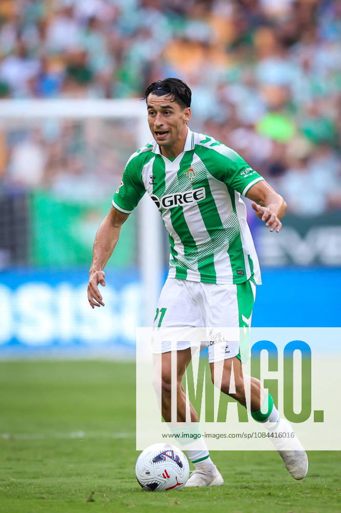 Real Betis and CA Osasuna - LaLiga EA Sports SEVILLA, SPAIN - OCTOBER 11: Marc Roca of Real Betis runs with the ball during the LaLiga EA Sports 2026 27 match between Real Betis and CA Osasuna at La Cartuja Stadium on October 11, 2026 in Sevilla, Spain. (Photo by Rafael Roman Photo Players Images Magara Press) Sevilla La Cartuja Stadium Spain