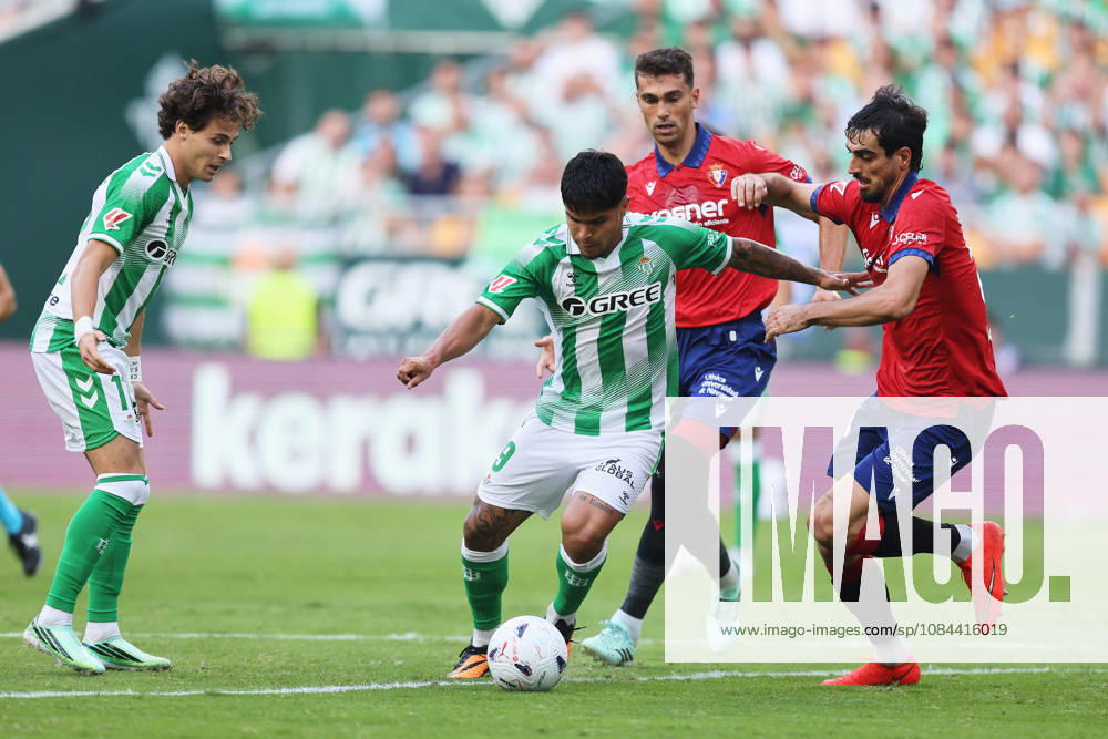 Real Betis and CA Osasuna - LaLiga EA Sports SEVILLA, SPAIN - OCTOBER 11: Cucho Hernandez of Real Betis competes for the ball during the LaLiga EA Sports 2026 27 match between Real Betis and CA Osasuna at La Cartuja Stadium on October 11, 2026 in Sevilla, Spain. (Photo by Rafael Roman Photo Players Images Magara Press) Sevilla La Cartuja Stadium Spain