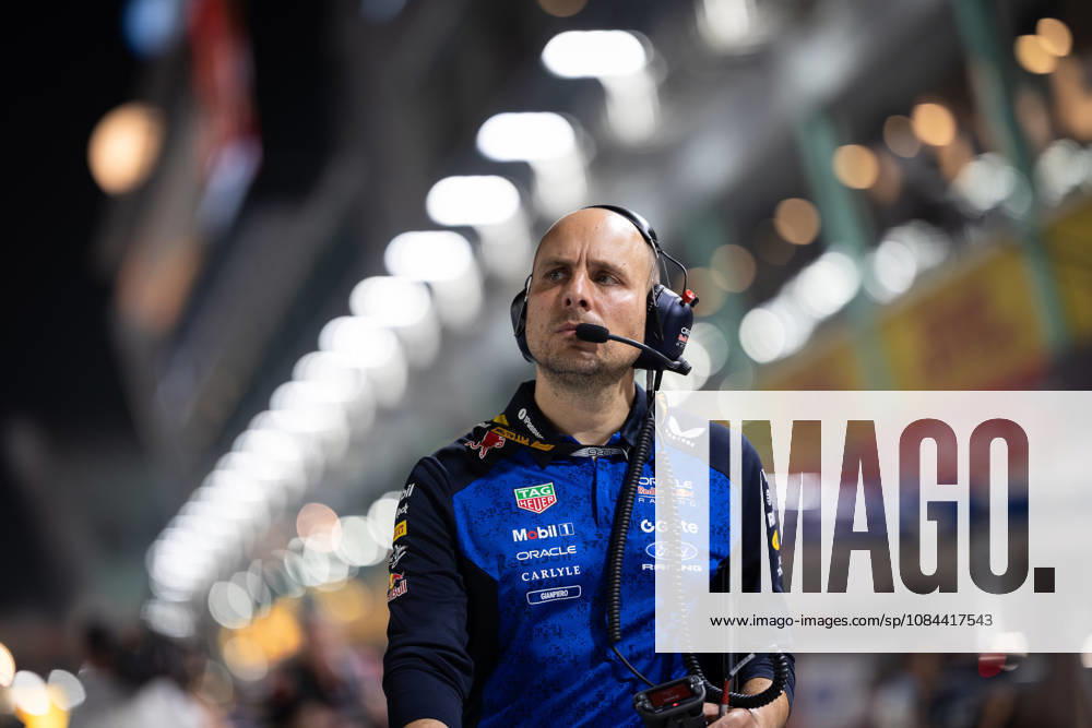 F1 - SINGAPORE GRAND PRIX 2026 LAMBIASE Gianpiero, Head of Race Engineering at Red Bull Racing, portrait, grid during the 2026 Formula 1 Singapore Grand Prix, 17th round of the 2026 Formula One World Championship, WM, Weltmeisterschaft from October 9 to 11, 2026 on the Marina Bay Street Circuit, in Singapore, Singapore - SingaporeSingapore