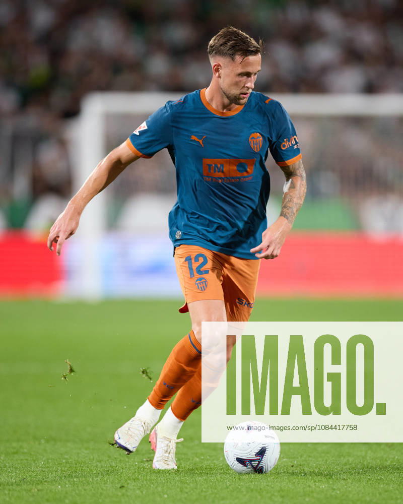 Justin de Haas of Valencia CF in action during the LaLiga EA Sports match between Real Racing Club de Santander and Valencia CF at Campos de de El Sardinero on October 11, 2026, in Santander, Spain. Santander Spain - ZUMAa181 20261011_zaa_a181_359