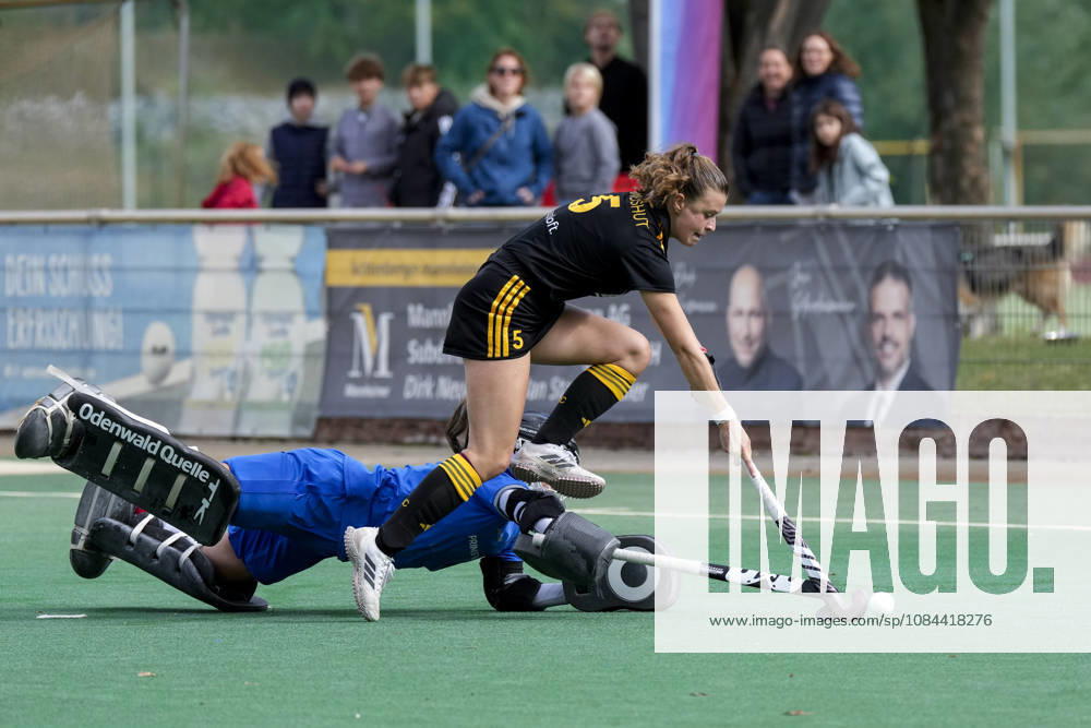 From left: Jana Martinez, goalkeeper, TSVMH, 29; Emilia Landshut, HTHC, 5; tackle, game play, duel, tackle, tackling, dynamics, action, penalty shootout, penalty shootout, shootout, decision, 11 10 2026, Mannheim, Germany, hockey, 1st Bundesliga, women, TSV Mannheim Harvestehuder THC