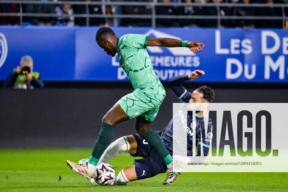 Amine Gouiri (OM) Paolo Gozzi (ESTAC Troyes)