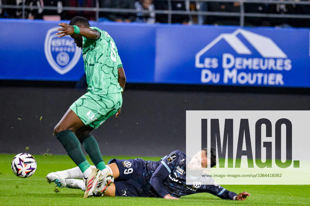 Amine Gouiri (OM) Paolo Gozzi (ESTAC Troyes)