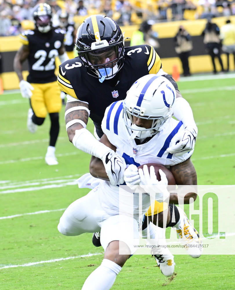 Indianapolis Colts wide receiver Josh Downs (2) pulls in a 42 yard pass with Pittsburgh Steelers safety Jaquan Brisker (3) in coverage during the second quarter at Acrisure Stadium on Sunday, October 11, 2026 in Pittsburgh. PIT2026101112 ARCHIExCARPENTER