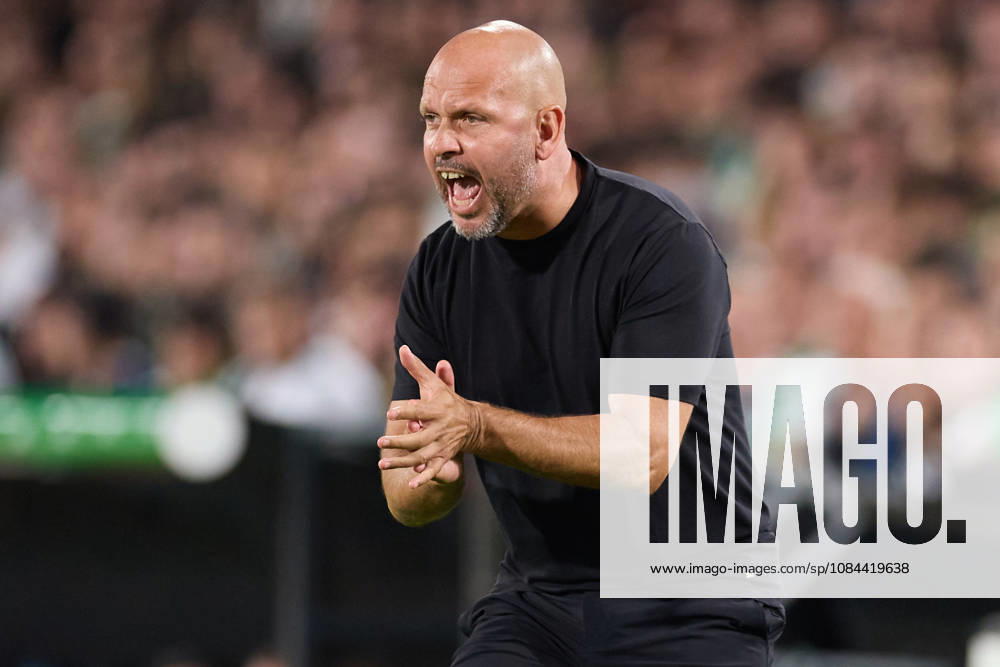 Jose Alberto Lopez head coach of Real Racing Club de Santander reacts during the LaLiga EA Sports match between Real Racing Club de Santander and Valencia CF at Campos de de El Sardinero on October 11, 2026, in Santander, Spain. Santander Spain - ZUMAa181 20261011_zaa_a181_375