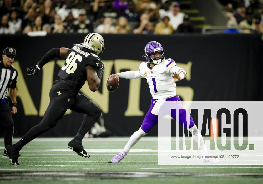 NEW ORLEANS, LA - OCTOBER 11: Kyler Murray 1 of the Minnesota Vikings throws as Carl Granderson 96 of the New Orleans Saints pressures during the first half of a game at Caesars Superdome on October 11, 2026, in New Orleans, Louisiana. (Photo by Derick Hingle Icon Sportswire) NFL, American Football Herren, USA OCT 11 Vikings at Saints Icon126261011002