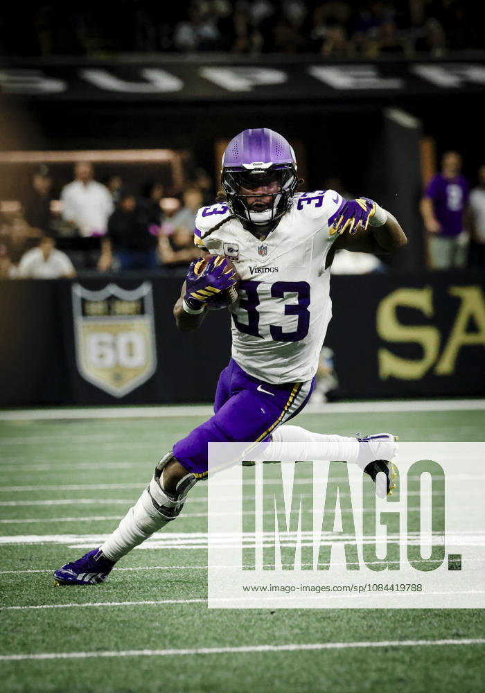 NEW ORLEANS, LA - OCTOBER 11: Aaron Jones 33 of the Minnesota Vikings runs against the New Orleans Saints during the second half of a game at Caesars Superdome on October 11, 2026, in New Orleans, Louisiana. (Photo by Derick Hingle Icon Sportswire) NFL, American Football Herren, USA OCT 11 Vikings at Saints Icon126261011016