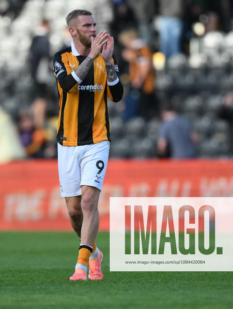 Hull City v Everton Premier League Hull City s Oli McBurnie applauds their fans at full time during the Premier League match at the MKM Stadium, Hull 11 10 2026 UK Newspapers OUT