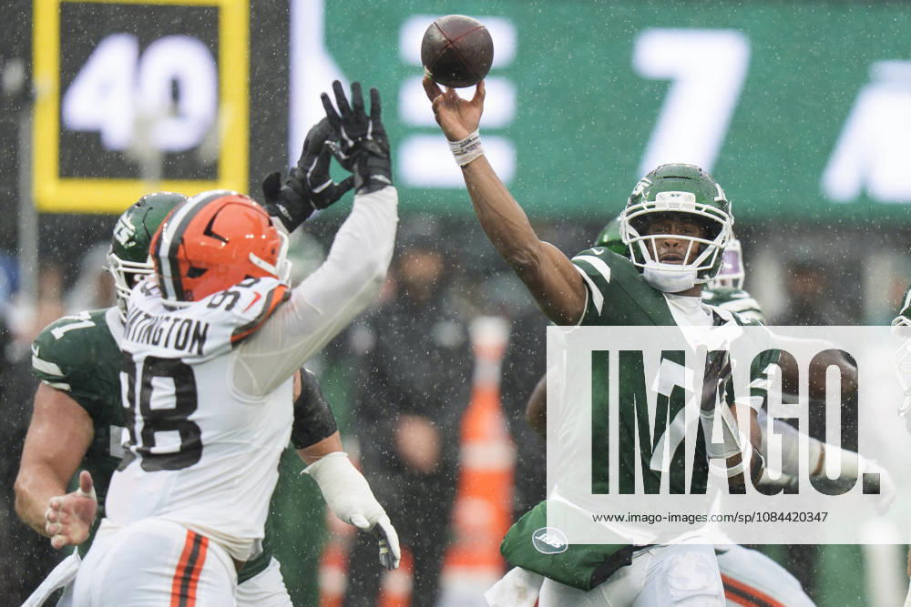 Oct 11, 2026; East Rutherford, NJ, USA; New York Jets quarterback Geno Smith (7) throws the ball while under pressure by Cleveland Browns defensive end Adin Huntington (98) during an NFL, American Football Herren, USA game at MetLife Stadium. Mandatory Credit: -Cal Media East Rutherford USA - ZUMAc04_ 20261011_zma_c04_084