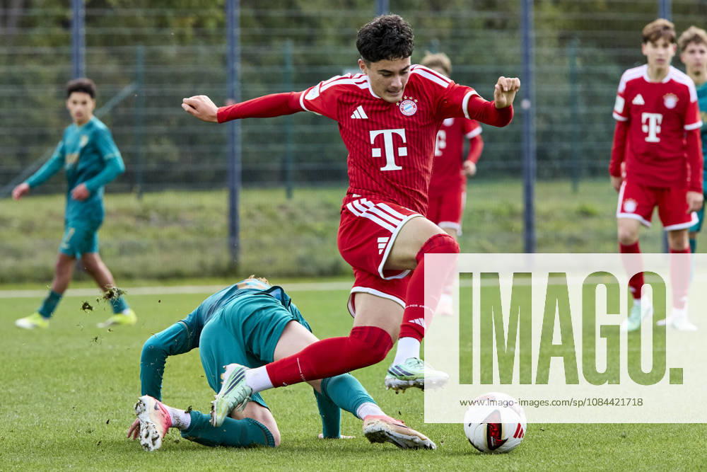 B Juniors Bundesliga DFB Youth League, FC Bayern Munich U17 vs. FC Augsburg U17, Munich FC Bayern, Munich FC Bayern U17, Augsburg FC, Augsburg FC U17, October 11, 2026, at FC Bayern Campus in Munich: HISENI Isuf, FC Bayern Munich U17, left winger, No. 15, FCB15; HILL Niklas, FC Augsburg U17, defensive midfielder, No. 6, FCA6; sportworld, FC Bayern Campus, Munich, Bayern, Germany