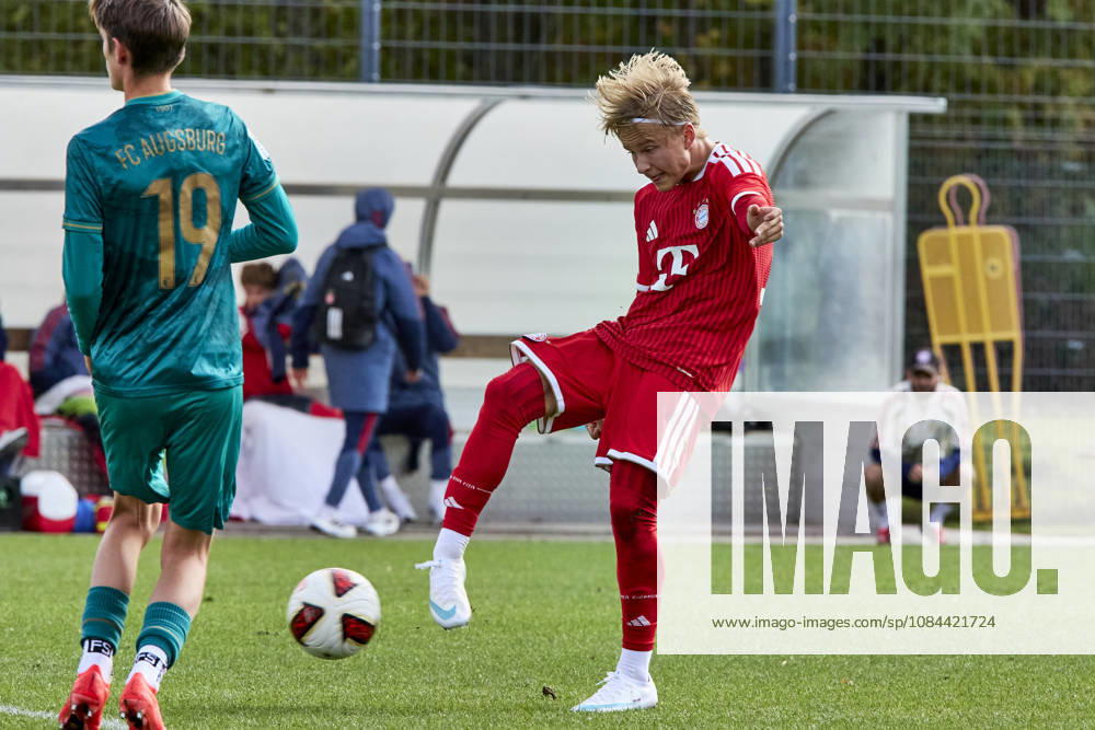 B-Junioren Bundesliga DFB-Nachwuchsliga, FC Bayern München U17, U 17 vs FC Augsburg (U17), München FC Bayern, München FC Bayern (U17), Augsburg FC, Augsburg FC (U17), 2026-10-11 in München (FC Bayern Campus) MAHR Maximilian (FC Bayern München (U17) Zentrales Mittelfeld Nr14-FCB14) sportworld München FC Bayern Campus Bayern Deutschland