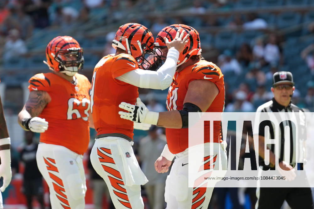MIAMI GARDENS, FL - OCTOBER 11: Cincinnati Bengals quarterback Joe Burrow (9) celebrates a touchdown with Cincinnati Bengals center Ted Karras (64) during the NFL, American Football Herren, USA game between the Cincinnati Bengals and the Miami Dolphins on Sunday, October 11, 2026 at Hard Rcok Stadium in Miami Gardens, FL (Photo by Peter Joneleit Icon Sportswire) NFL: OCT 11 Bengals at Dolphins Icon2601011005