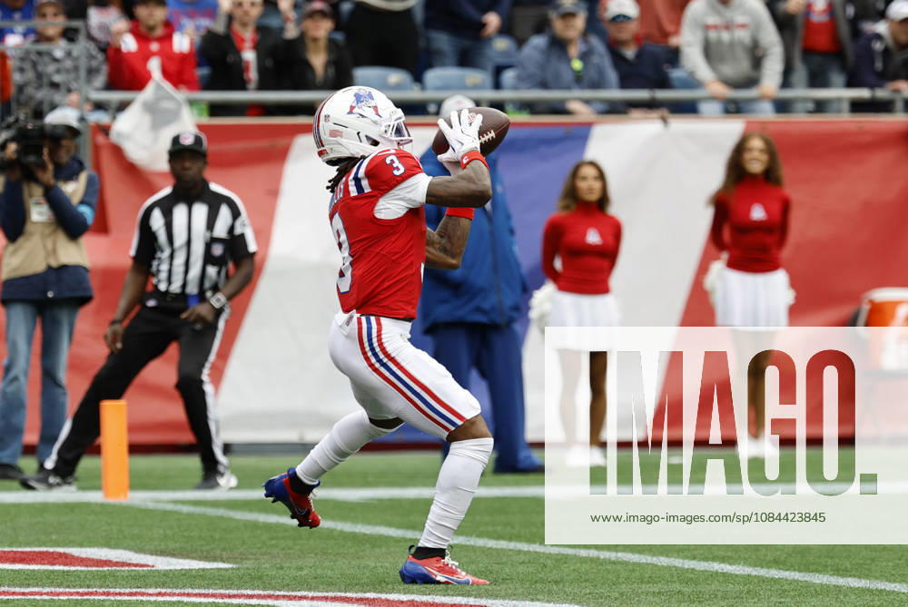FOXBOROUGH, MA - OCTOBER 11: DeMario Douglas 3 of the New England Patriots hauls in the first of his two touchdowns on the day during a game between the New England Patriots and the Las Vegas Raiders on October 11, 2026, at Gillette Stadium in Foxborough, Massachusetts. (Photo by Fred Kfoury III Icon Sportswire) NFL, American Football Herren, USA OCT 11 Raiders at Patriots Icon482261011002