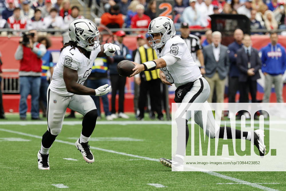 FOXBOROUGH, MA - OCTOBER 11: Ashton Jeanty 2 of the Las Vegas Raiders gets the ball from Kirk Cousins 8 of the Las Vegas Raiders during a game between the New England Patriots and the Las Vegas Raiders on October 11, 2026, at Gillette Stadium in Foxborough, Massachusetts. (Photo by Fred Kfoury III Icon Sportswire) NFL, American Football Herren, USA OCT 11 Raiders at Patriots Icon482261011004