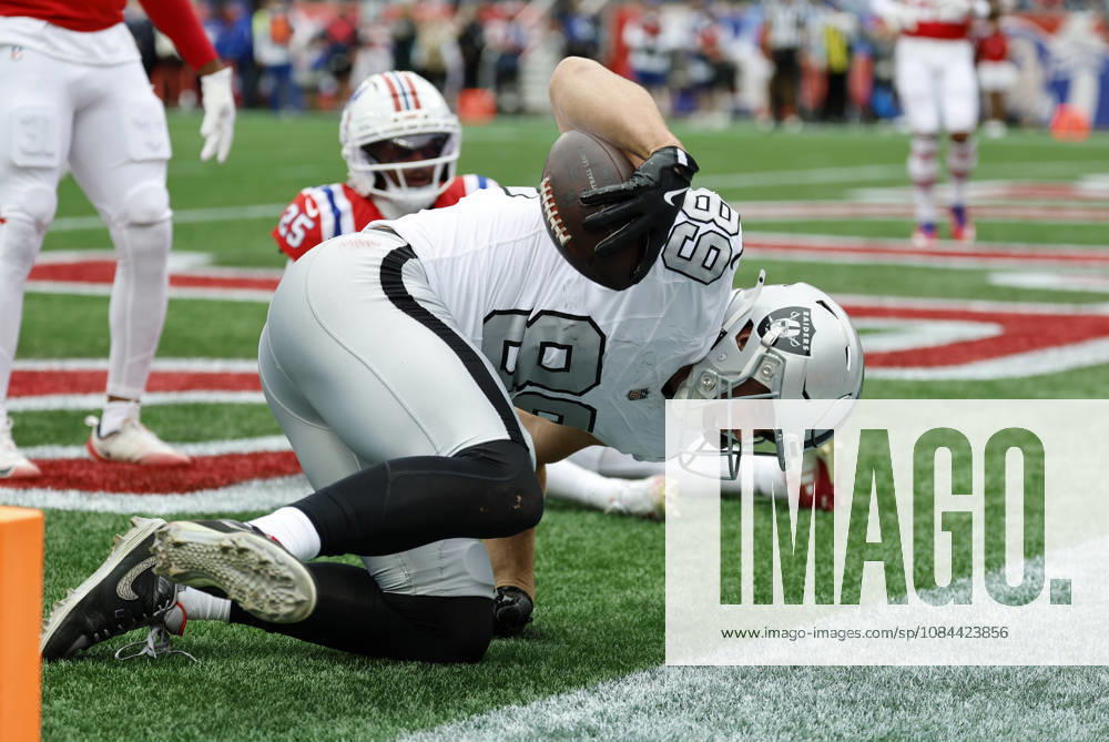 FOXBOROUGH, MA - OCTOBER 11: Brock Bowers 89 of the Las Vegas Raiders lands in the end zone for a touchdown during a game between the New England Patriots and the Las Vegas Raiders on October 11, 2026, at Gillette Stadium in Foxborough, Massachusetts. (Photo by Fred Kfoury III Icon Sportswire) NFL, American Football Herren, USA OCT 11 Raiders at Patriots Icon482261011005