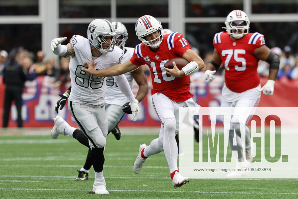 FOXBOROUGH, MA - OCTOBER 11: Drake Maye 10 of the New England Patriots fend off Maxx Crosby 98 of the Las Vegas Raiders on a run during a game between the New England Patriots and the Las Vegas Raiders on October 11, 2026, at Gillette Stadium in Foxborough, Massachusetts. (Photo by Fred Kfoury III Icon Sportswire) NFL, American Football Herren, USA OCT 11 Raiders at Patriots Icon482261011009