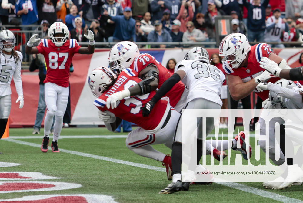 FOXBOROUGH, MA - OCTOBER 11: Morgan Moses 76 of the New England Patriots helps Rhamondre Stevenson 38 of the New England Patriots into the end zone during a game between the New England Patriots and the Las Vegas Raiders on October 11, 2026, at Gillette Stadium in Foxborough, Massachusetts. (Photo by Fred Kfoury III Icon Sportswire) NFL, American Football Herren, USA OCT 11 Raiders at Patriots Icon482261011010