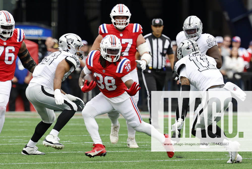 FOXBOROUGH, MA - OCTOBER 11: Rhamondre Stevenson 38 of the New England Patriots carries during a game between the New England Patriots and the Las Vegas Raiders on October 11, 2026, at Gillette Stadium in Foxborough, Massachusetts. (Photo by Fred Kfoury III Icon Sportswire) NFL, American Football Herren, USA OCT 11 Raiders at Patriots Icon482261011011