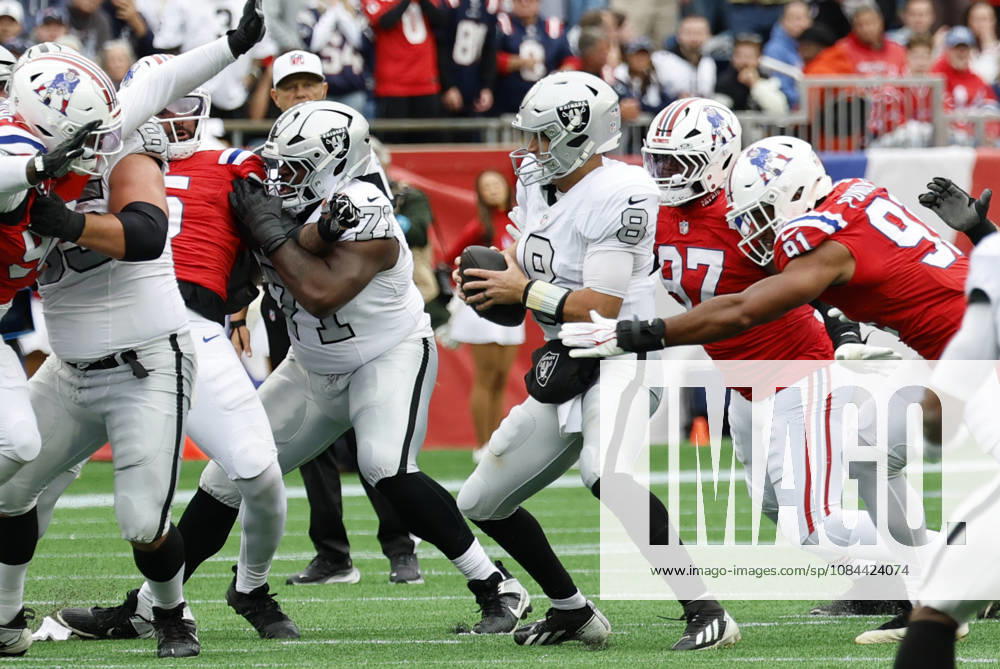 FOXBOROUGH, MA - OCTOBER 11: Elijah Ponder 91 of the New England Patriots and Milton Williams 97 of the New England Patriots sack Kirk Cousins 8 of the Las Vegas Raiders during a game between the New England Patriots and the Las Vegas Raiders on October 11, 2026, at Gillette Stadium in Foxborough, Massachusetts. (Photo by Fred Kfoury III Icon Sportswire) NFL, American Football Herren, USA OCT 11 Raiders at Patriots Icon482261011017