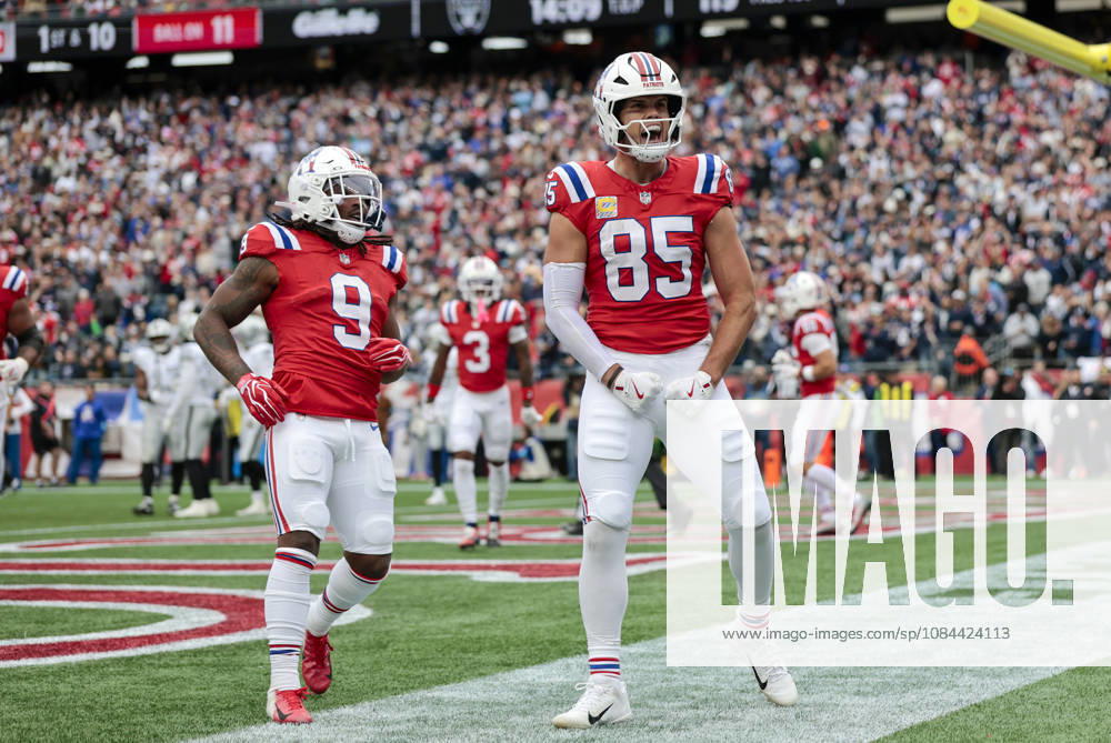 FOXBOROUGH, MA - OCTOBER 11: Hunter Henry 85 of the New England Patriots celebrates his score during a game between the New England Patriots and the Las Vegas Raiders on October 11, 2026, at Gillette Stadium in Foxborough, Massachusetts. (Photo by Fred Kfoury III Icon Sportswire) NFL, American Football Herren, USA OCT 11 Raiders at Patriots Icon482261011025