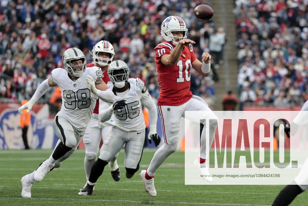 FOXBOROUGH, MA - OCTOBER 11: Drake Maye 10 of the New England Patriots throws on the run during a game between the New England Patriots and the Las Vegas Raiders on October 11, 2026, at Gillette Stadium in Foxborough, Massachusetts. (Photo by Fred Kfoury III Icon Sportswire) NFL, American Football Herren, USA OCT 11 Raiders at Patriots Icon482261011035