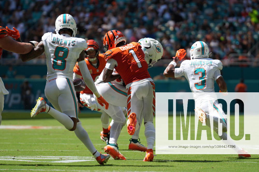 MIAMI GARDENS, FL - OCTOBER 11: Cincinnati Bengals wide receiver Ja marr Chase (1) punches the ball free after a fumble turnover during the NFL, American Football Herren, USA game between the Cincinnati Bengals and the Miami Dolphins on Sunday, October 11, 2026 at Hard Rcok Stadium in Miami Gardens, FL (Photo by Peter Joneleit Icon Sportswire) NFL: OCT 11 Bengals at Dolphins Icon2601011011