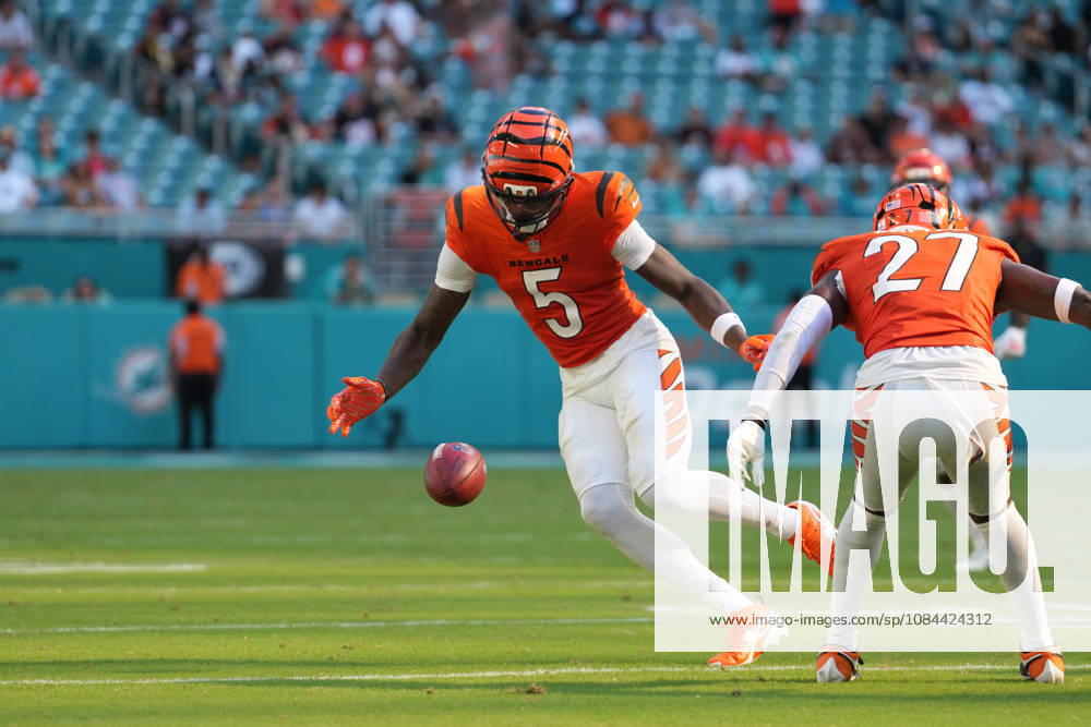 MIAMI GARDENS, FL - OCTOBER 11: Cincinnati Bengals wide receiver Tee Higgins (5) watches the onside kick during the NFL, American Football Herren, USA game between the Cincinnati Bengals and the Miami Dolphins on Sunday, October 11, 2026 at Hard Rcok Stadium in Miami Gardens, FL (Photo by Peter Joneleit Icon Sportswire) NFL: OCT 11 Bengals at Dolphins Icon2601011016