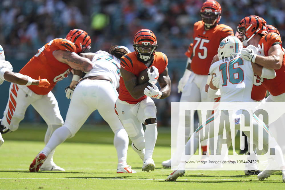 MIAMI GARDENS, FL - OCTOBER 11: Cincinnati Bengals running back Samaje Perine (34) rushs for positive yardage during the NFL, American Football Herren, USA game between the Cincinnati Bengals and the Miami Dolphins on Sunday, October 11, 2026 at Hard Rcok Stadium in Miami Gardens, FL (Photo by Peter Joneleit Icon Sportswire) NFL: OCT 11 Bengals at Dolphins Icon2601011024