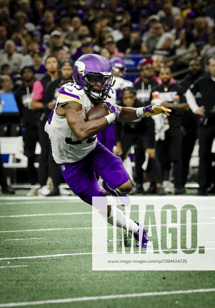 NEW ORLEANS, LA - OCTOBER 11: Aaron Jones 33 of the Minnesota Vikings runs against the New Orleans Saints during the second half of a game at Caesars Superdome on October 11, 2026, in New Orleans, Louisiana. (Photo by Derick Hingle Icon Sportswire) NFL, American Football Herren, USA OCT 11 Vikings at Saints Icon126261011045