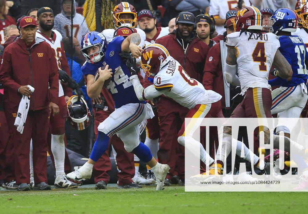 NFL, American Football Herren, USA 2026: Washington Commanders Vs New York Giants OCT 11 October 11, 2026: New York Giants RB 44 Cam Skattebo is pushed out of bounds by Washington Commanders CB 0 Mike Sainristil during the Washington Commanders game against the New York Giants at Northwest Stadium in Landover, MD. Justin Cooper CSM (Credit Image: Â Justin Cooper Cal Media) Landover Md United States of America