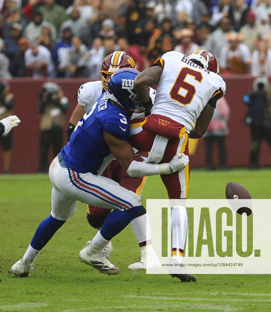 NFL, American Football Herren, USA 2026: Washington Commanders Vs New York Giants OCT 11 October 11, 2026: Washington Commanders WR 6 Dyami Brown fumbles the ball after a catch during the Washington Commanders game against the New York Giants at Northwest Stadium in Landover, MD. Justin Cooper CSM (Credit Image: Â Justin Cooper Cal Media) Landover Md United States of America